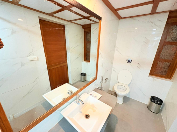 Bathroom 2, Hotel Vice President - Navrangpura, Ahmedabad, Ahmadabad