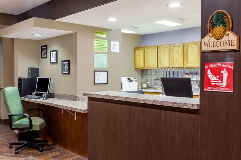 Public Area, Super 8 by Wyndham Adrian, Lenawee