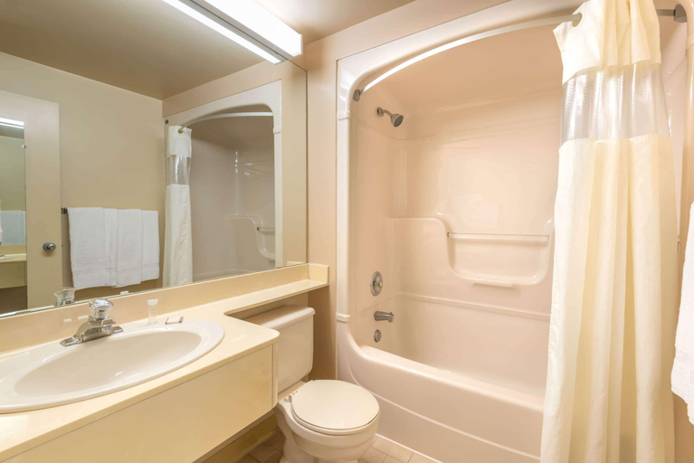 Bathroom 4, Howard Johnson by Wyndham Tillsonburg, Oxford