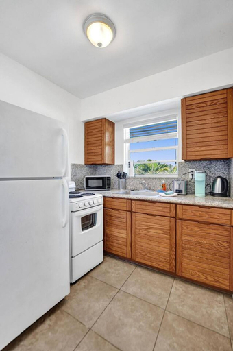 Private kitchen, Waves on Desoto Deluxe Studio 9, Broward
