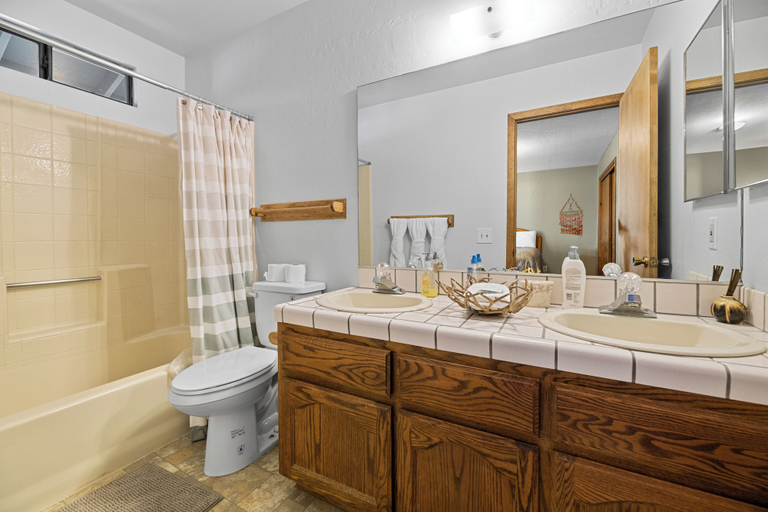Bathroom 3, The Great Escape, San Bernardino