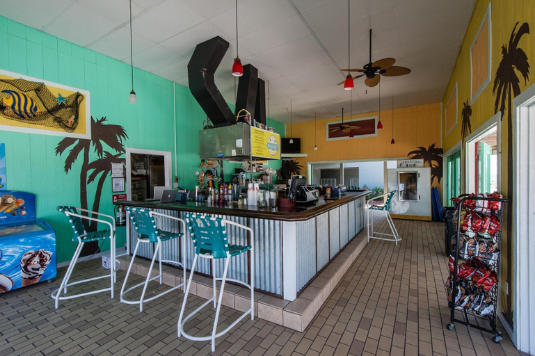 Food & Drinks, Long Beach Resort 1-105, Bay