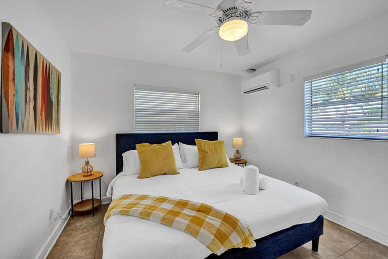 Room 2, Waves on Desoto 1 bed Pool View 6, Broward