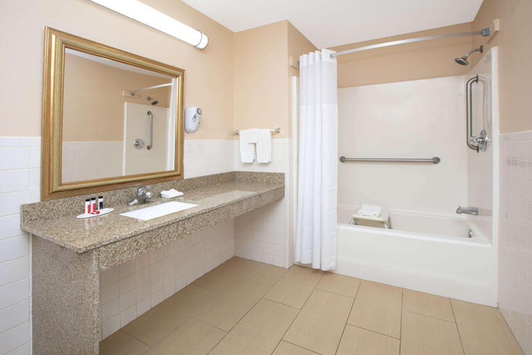 Bathroom 4, Days Inn by Wyndham Hamilton, Marion