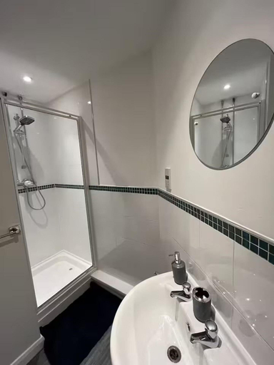 Bathroom 3, Central 2-Bed Apartment - Sleeps 5 & Free Parking, Derby