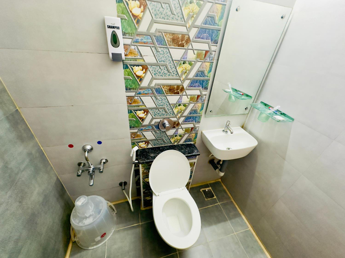 Bathroom 3, Stay Court - Business Class Hotel - Near Central Railway Station, Chennai