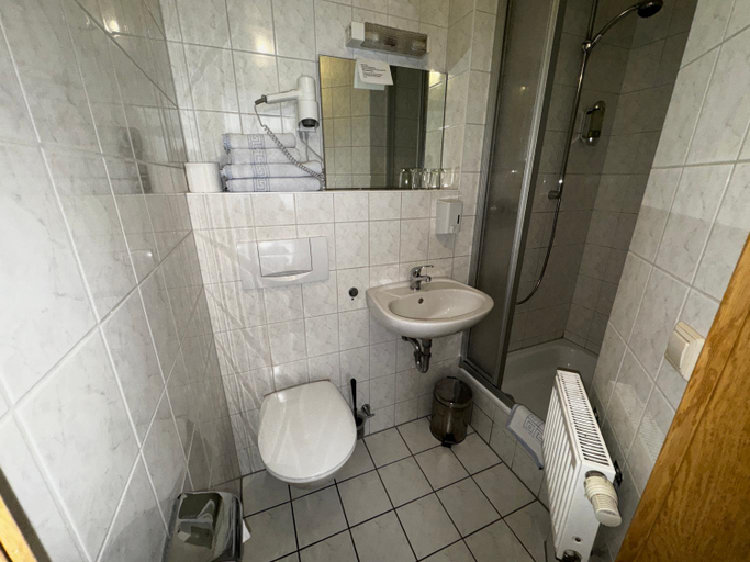 Bathroom 3, Hotel Zu den Linden, Dresden