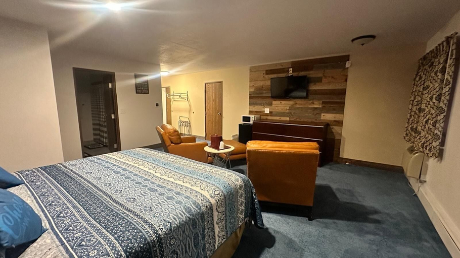 Bedroom 2, Chesaning Inn & Suites, Saginaw