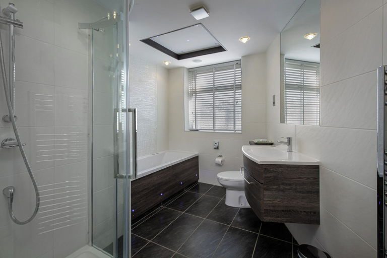 Bathroom 4, Granada Apartments Queens Mansions, Blackpool