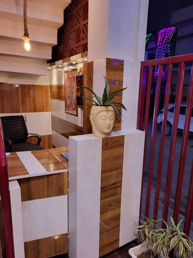 Others 5, Majestic Manor, Gorakhpur