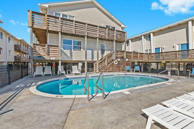 Room 3, 2BR Condo w Pool Beach Access and Walk to Hangout, Baldwin