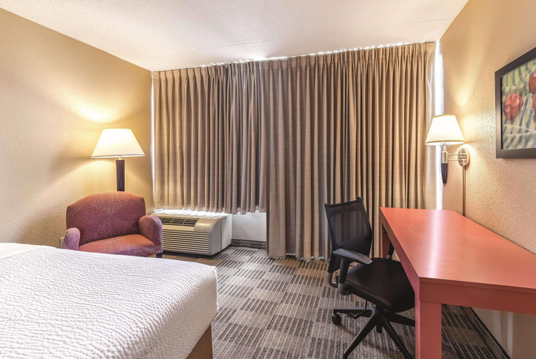 Bedroom 3, Ramada by Wyndham Fairfield NJ, Essex