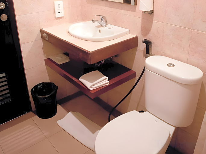 Bathroom 5, Grand Kuta Hotel and Residence, Badung