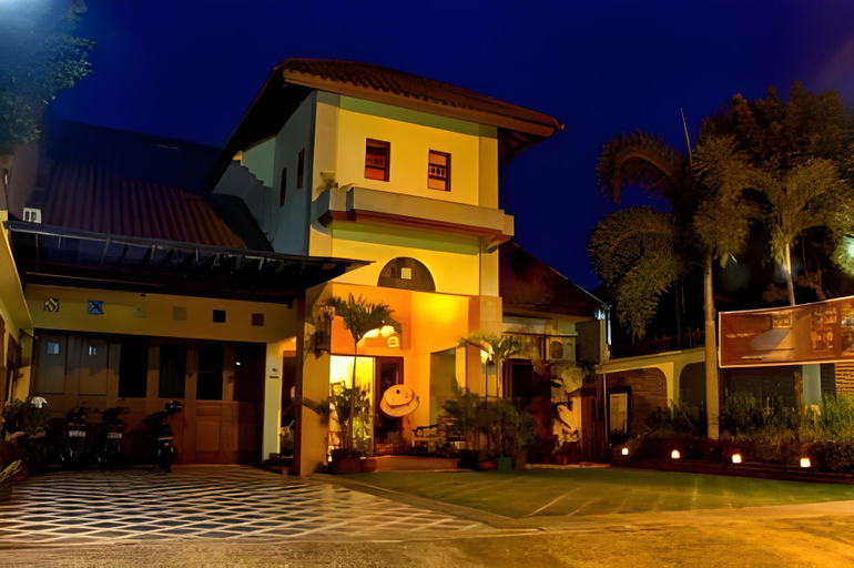 Exterior & Views