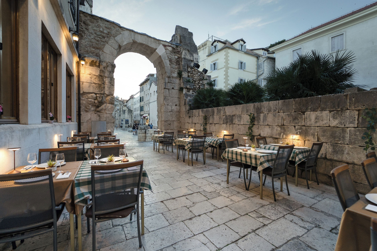 Food & Drinks 5, Hotel Peristil, Split