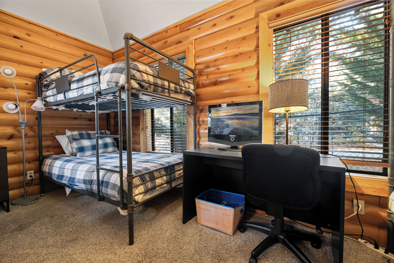 Bedroom 1, Fox Cabin, San Bernardino