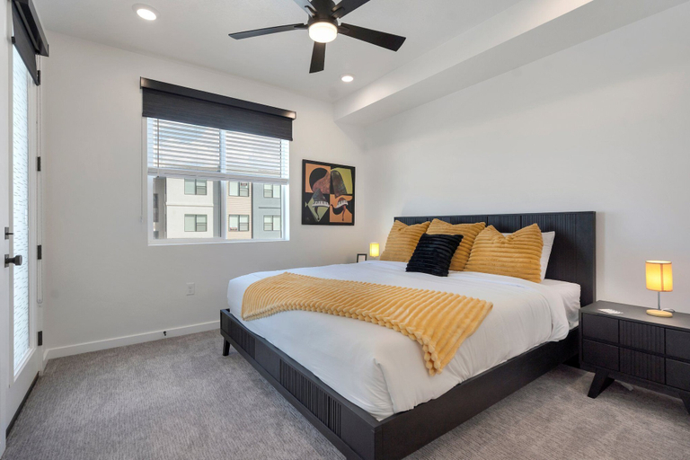 Bedroom, Luxury Oasis Water Park Priv Roof Tub, Washington