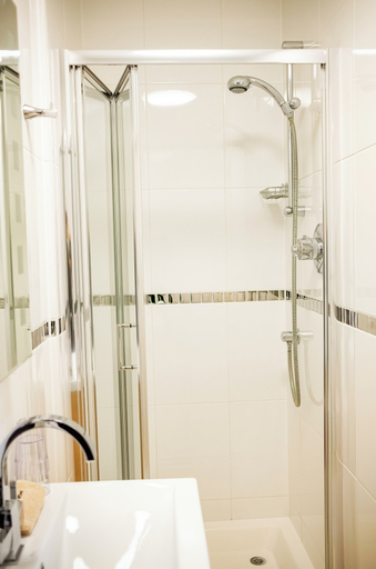 Bathroom 3, Opul Express, Douglas