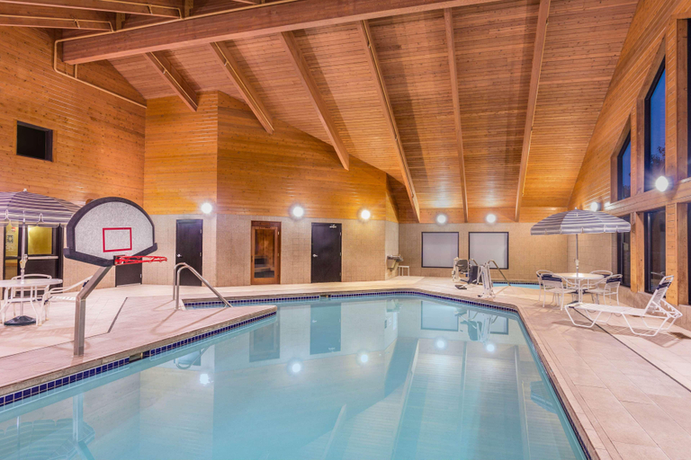 Sport & Beauty 5, AmericInn by Wyndham Madison South, Dane