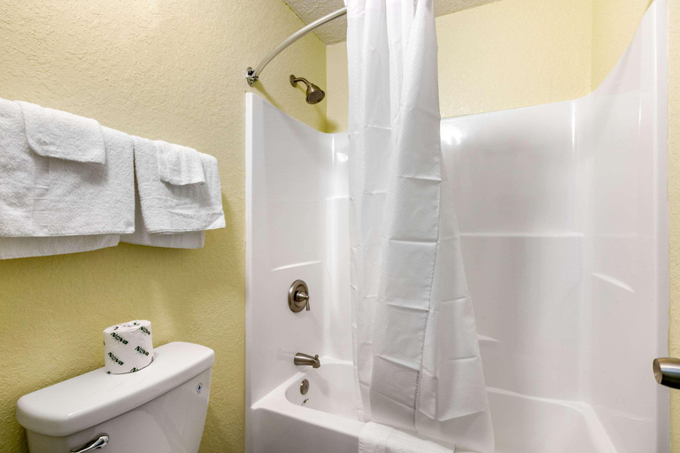 Bathroom 5, Rodeway Inn, Cheatham