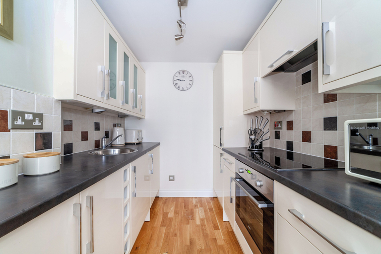 Others 3, Trendy Flat in St Katharine, London