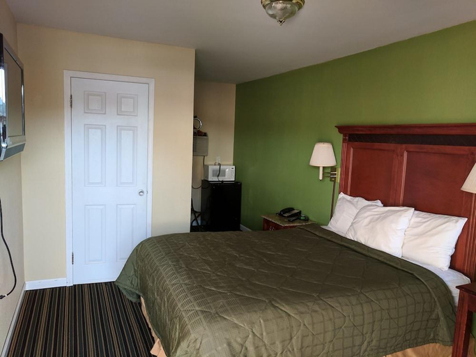 Bedroom 4, Benton Inn, Marshall