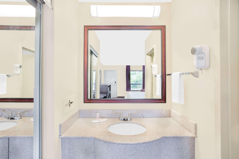 Bathroom 4, Baymont by Wyndham Greenville, Pitt