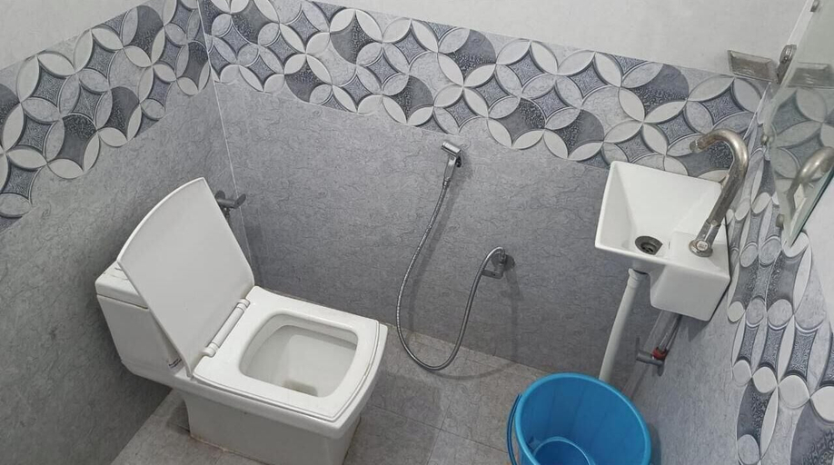 Bathroom 4, Leela Palace, Faizabad