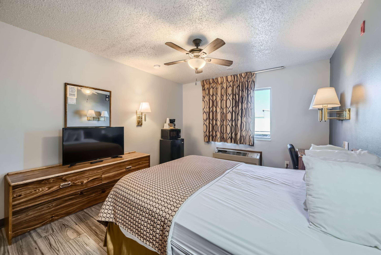 Bedroom 3, Travelodge by Wyndham Longmont, Weld