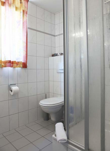 Bathroom 3, Hotel Wetterau - Self-Check-In, Wetteraukreis