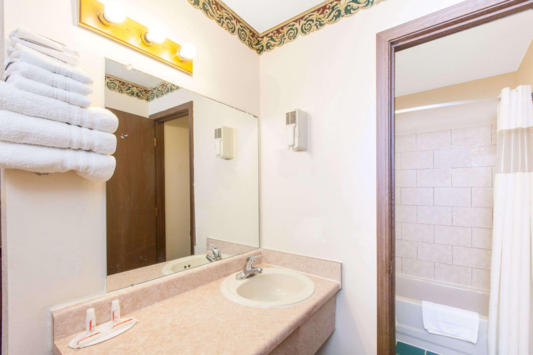 Bathroom 4, Days Inn by Wyndham Erick, Beckham