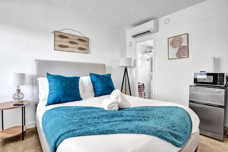 Room 2, Waves on Desoto Beautiful Studio 7, Broward
