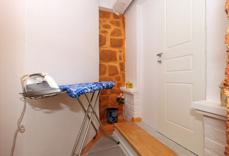 Room 3, Alley Studio 1 by Frangki, Attica