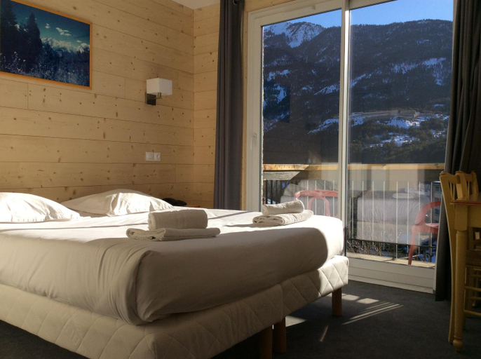 Bedroom, Hotel Cristol, Hautes-Alpes