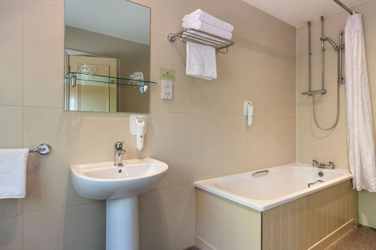 Bathroom 3, Abbey Fields By Chef & Brewer Collection, Warwickshire