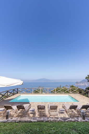 Room 5, Giulia 1 Villa Apartment Shared Pool Sea Views, Napoli