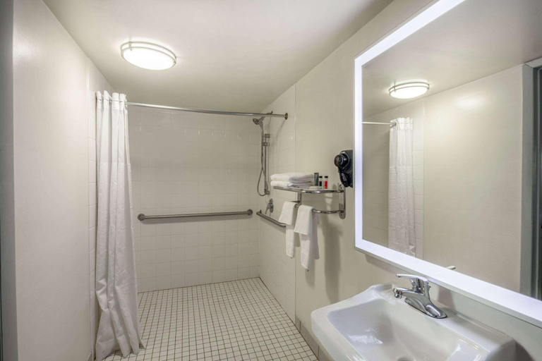 Bedroom 3, Howard Johnson by Wyndham Vero Beach/I-95, Indian River