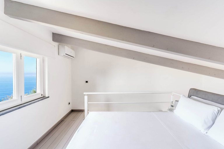 Room 4, Giulia 1 Villa Apartment Shared Pool Sea Views, Napoli