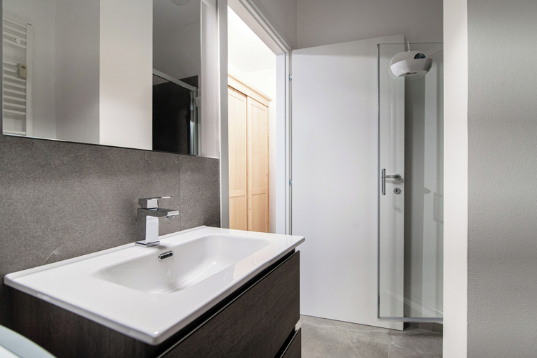 Others 5, Stylish 2-Bedroom Apartment by Lake Como, Como