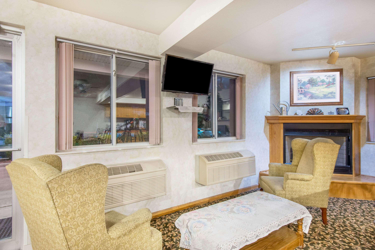 Public Area 2, Super 8 by Wyndham West Middlesex/Sharon Area, Mercer
