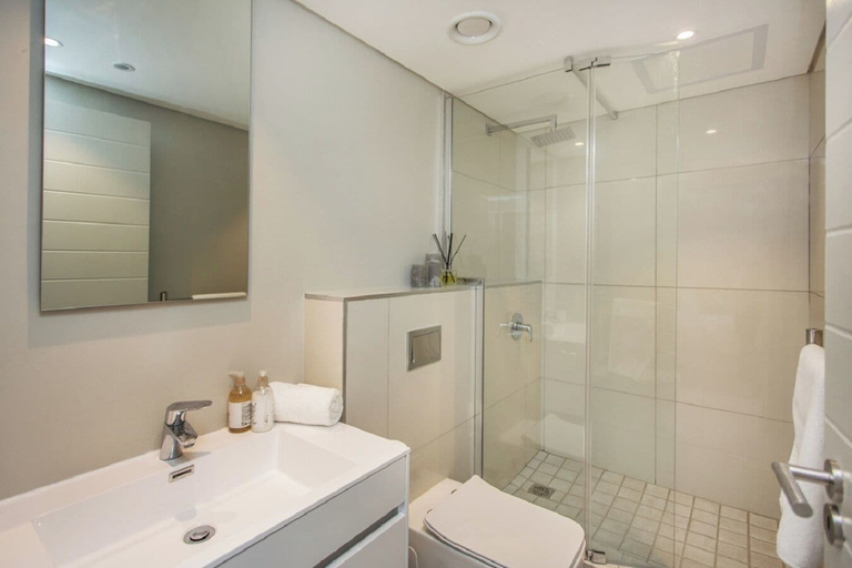 Bathroom 2, The Docklands 2 Bed Executive Apartment, City of Cape Town