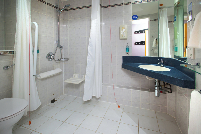 Bathroom 4, Holiday Inn Express PERTH by IHG, Perthshire and Kinross