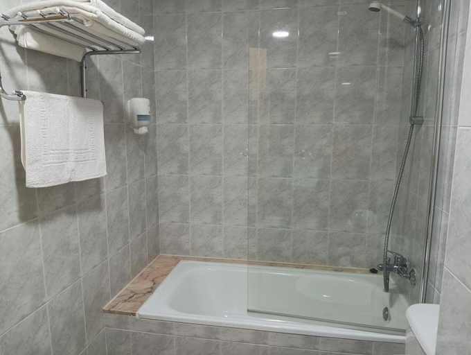 Bathroom 3, Hotel Villajardin, Lugo