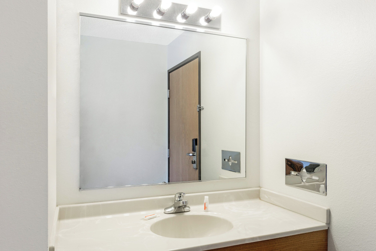 Bathroom 5, Budget Inn and Suites, Clinton