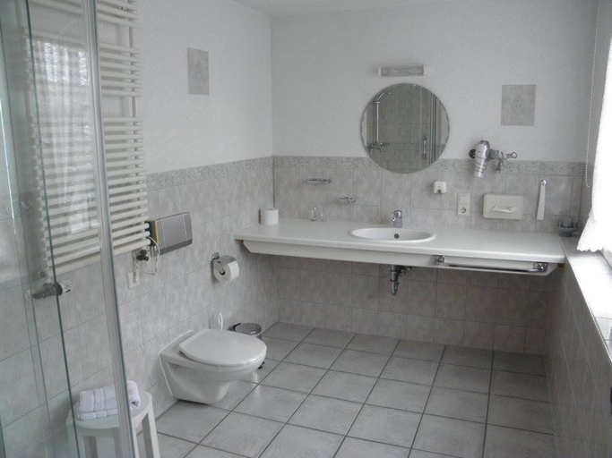 Bathroom 2, Hotel 4 Jahreszeiten mit Restaurant, Zollernalbkreis