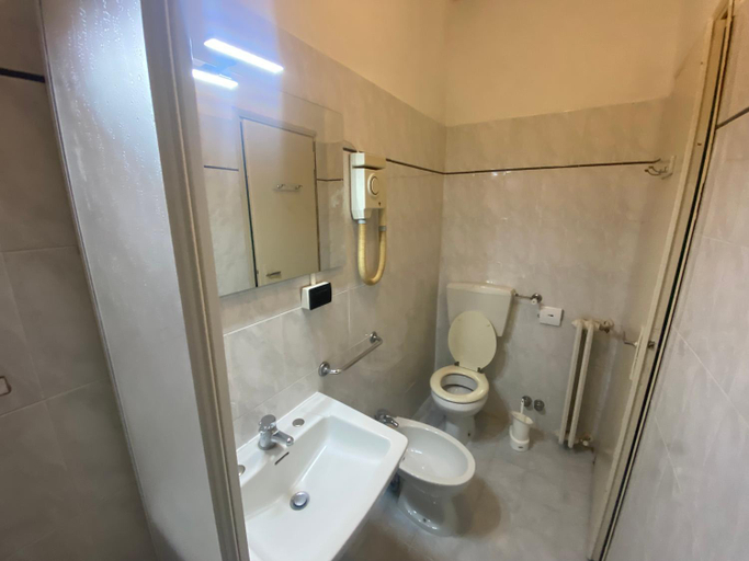 Bathroom 5, hotel lido, Biella