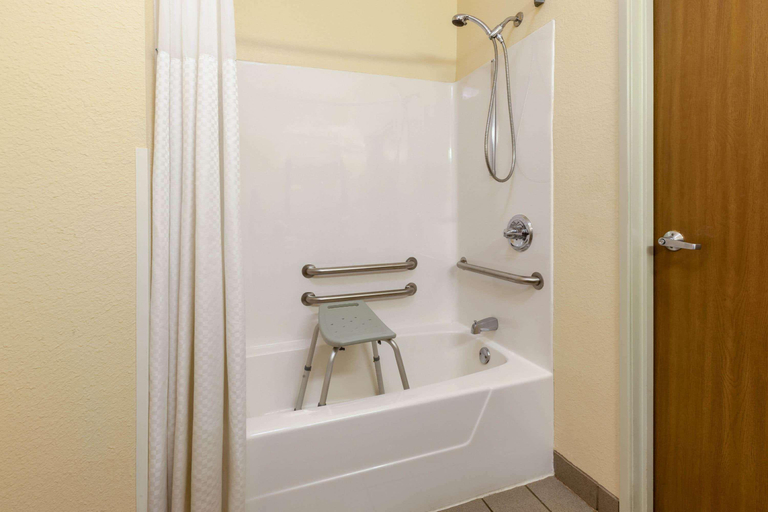 Bedroom 3, Super 8 by Wyndham Big Rapids, Mecosta