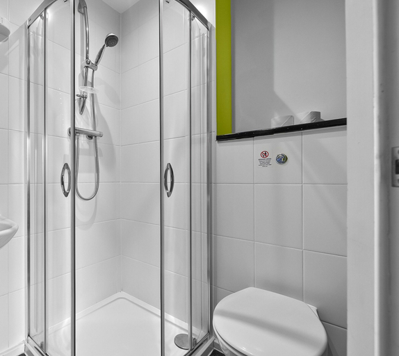 Bathroom, 5 Bed Apartment @ Derriford Stays by Pureserviced, Plymouth