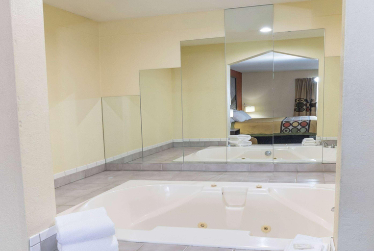 Bathroom 4, Super 8 by Wyndham Big Rapids, Mecosta