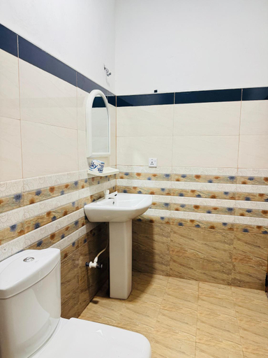 Bathroom 2, Uluwatu Surf Hostel - Arugambay, Pothuvil